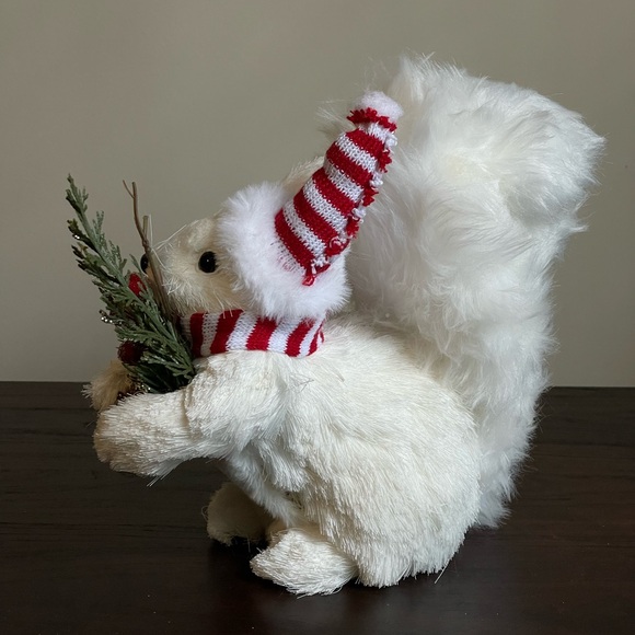 White Christmas Woodland Squirrel - Picture 5 of 12